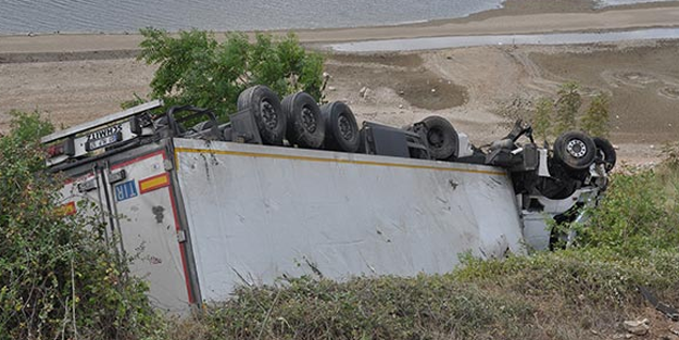 Şarampole yuvarlanan TIR'da can pazarı yaşandı