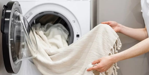 Sararan perdeleri kar beyaz yapan yöntem! 1 kaşık yetiyor