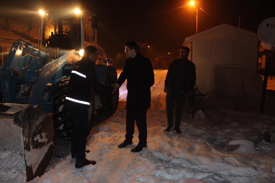 Saray ilçesinde karla mücadele çalışması 