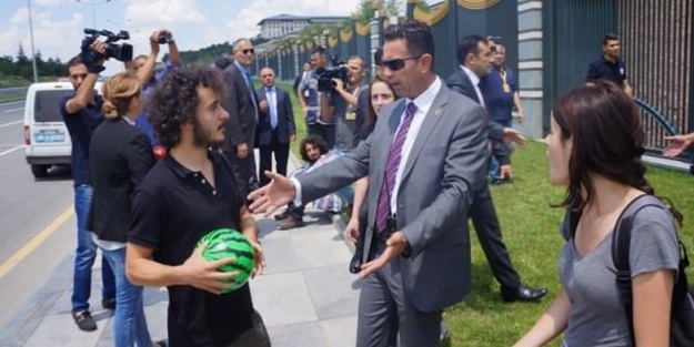 Saray önünde 'piknik' arbedesi!