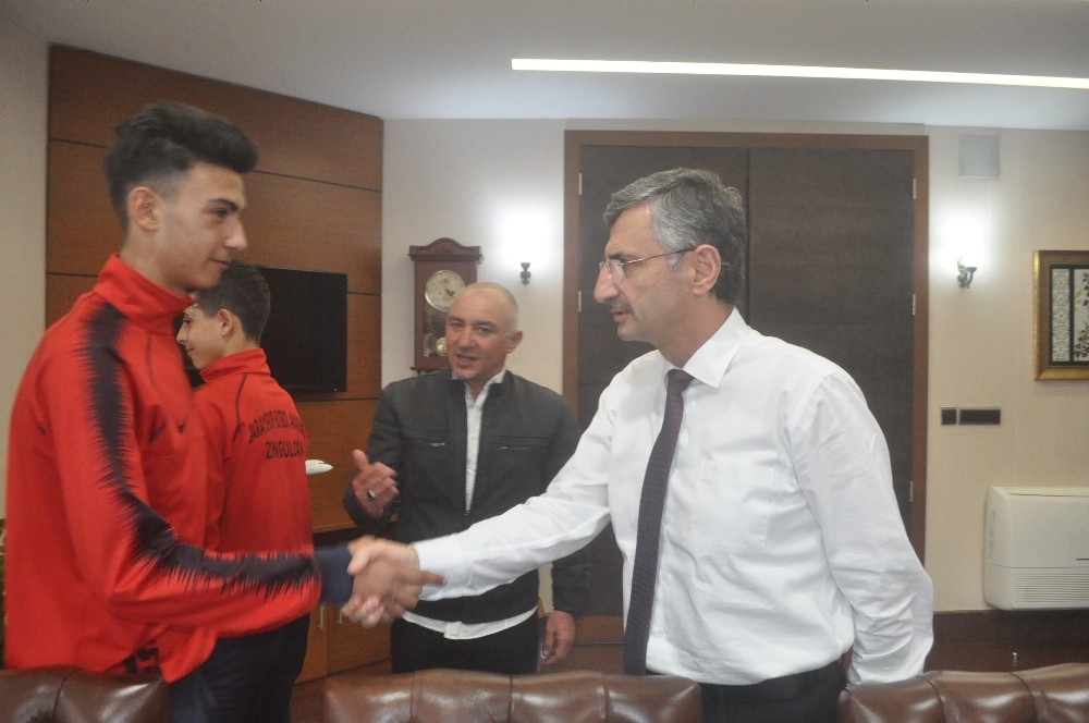 Sarayspor’dan Vali Bektaş’a ziyaret 