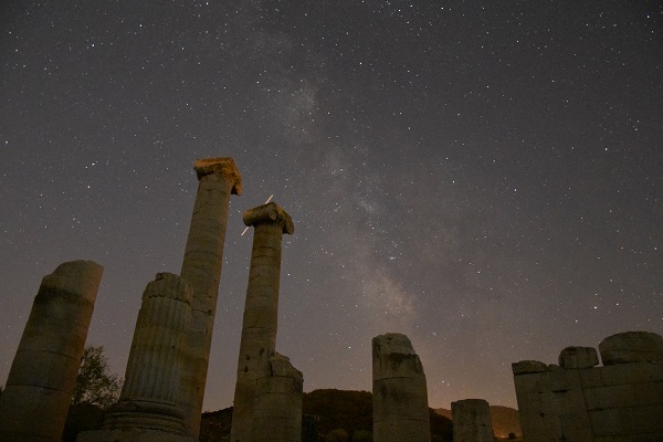Sardes Antik Kenti'nde yıldızlı gece objektiflere yansıdı