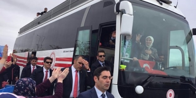 Sare Davutoğlu'ndan dikkat çeken el hareketi!