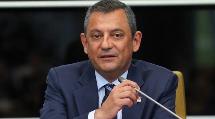 Sarı lacivertliler sayesinde sigara içmiyor! Fenerbahçe'nin şampiyonluk hasreti Özgür Özel'e yaradı