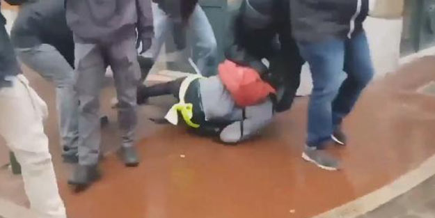 Sarı yelekli eylemciye polisten sert müdahale
