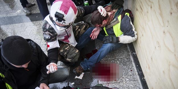 Sarı Yelekliler Fransa sokaklarına geri döndü! Polisin müdahalesi çok sert oldu