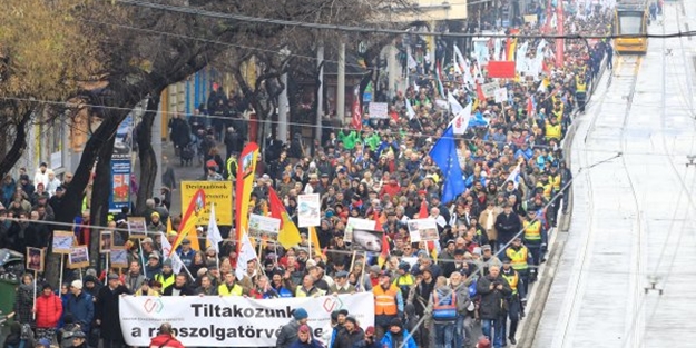 O Avrupa ülkesinde de binlerce kişi sokağa indi!