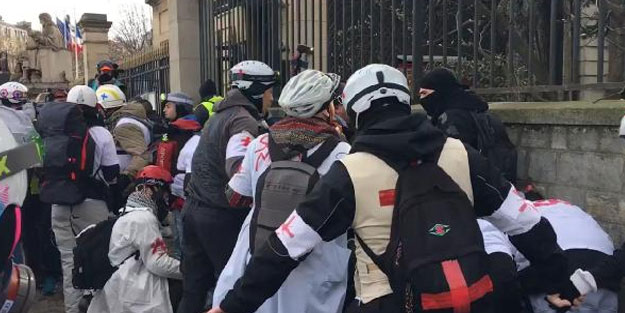 Sarı yelekliler protestosunda bir eylemcinin eli koptu