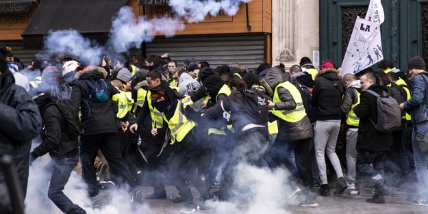 Sarı Yelekliler yeniden sokaklarda! Macron'un evine kadar gittiler!