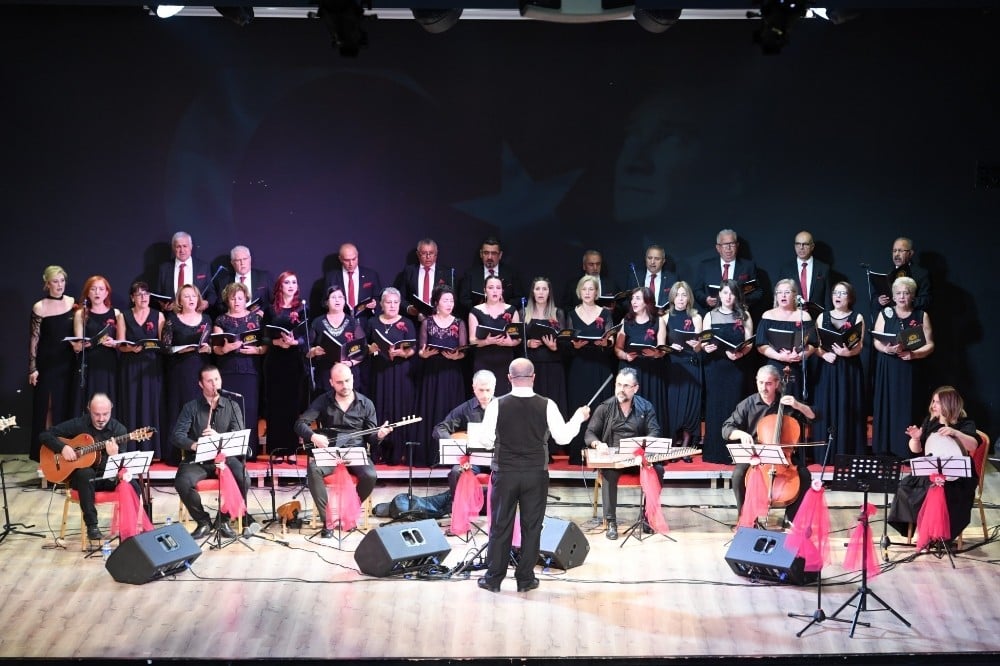 Sarı Zeybek THM Korosu huzurevi sakinleri için sahne aldı 