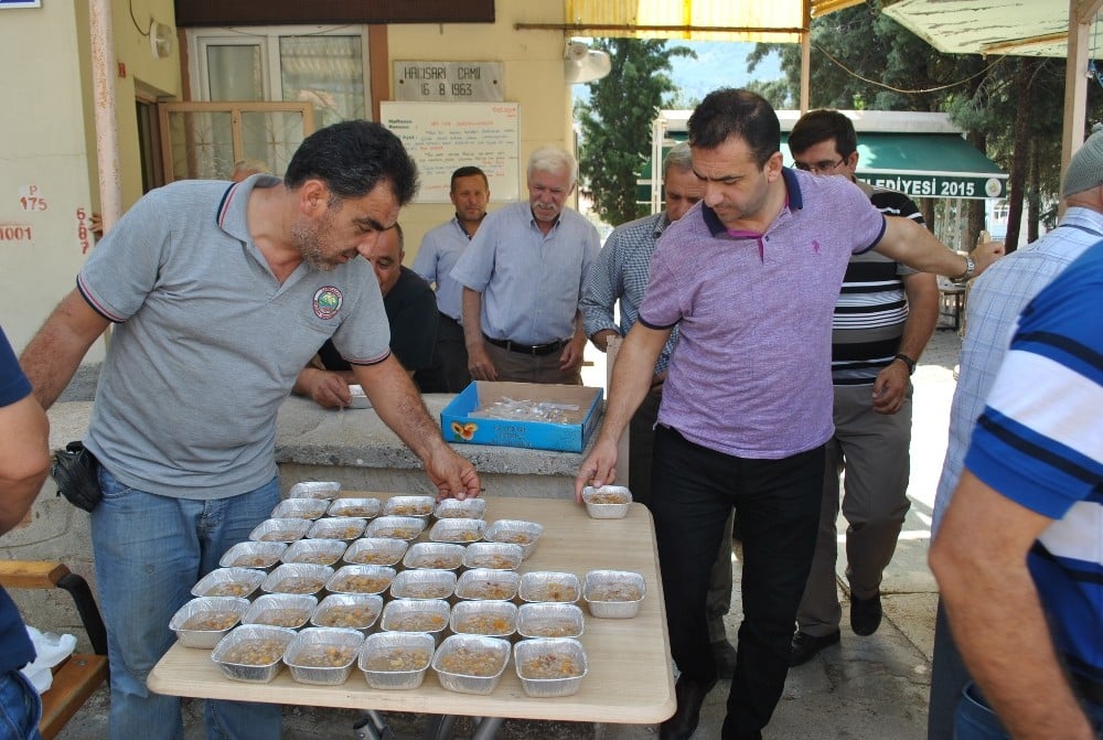 Sarıcakaya Belediyesi 3 bin kişilik aşure dağıttı 
