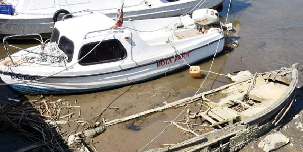 Sarıçay'da sular çekildi, tekneler karaya oturdu