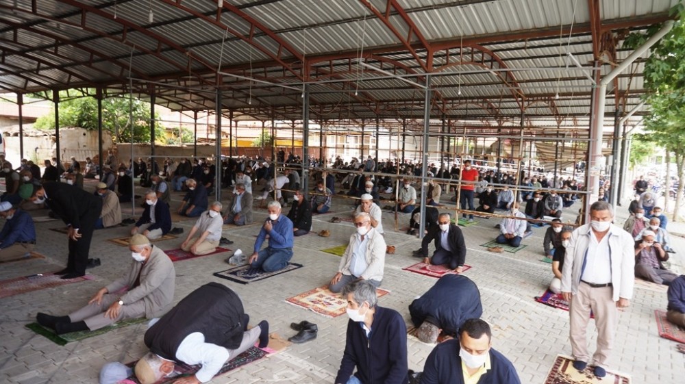 Sarıgöl’de cuma namazı kapalı pazar yerinde kılındı 