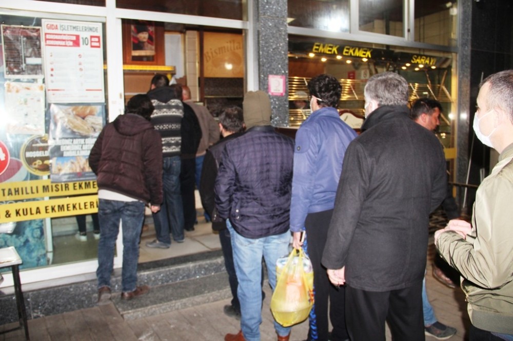 Sarıgöl’de ekmek kuyruğu 