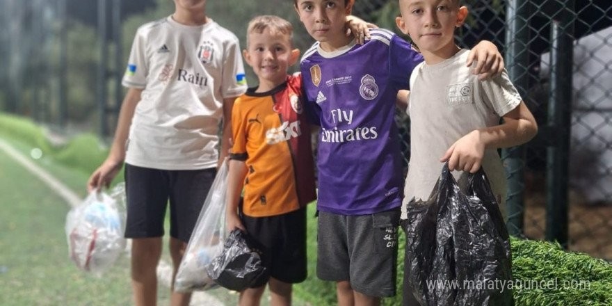 Sarıgöl’de örnek davranış! Minik futbolcular maça çöp toplayarak çıktı!