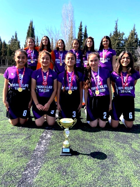 Sarıgöllü kızlar futbolda Manisa şampiyonu oldu 
