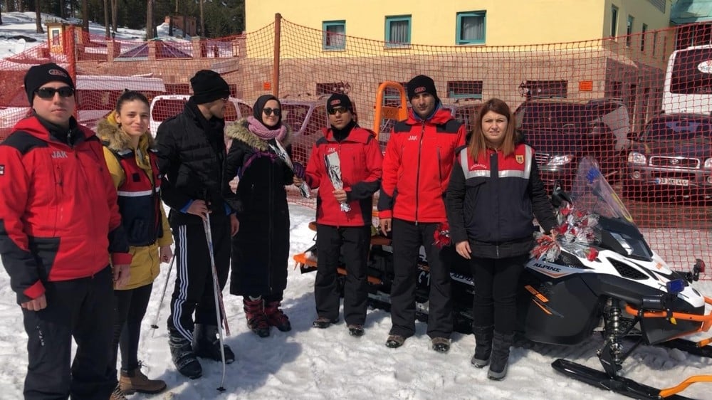 Sarıkamış Jandarma Arama Kurtarma Timleri, Dünya Kadınlar Günü dolayısıyla karanfil dağıttı 