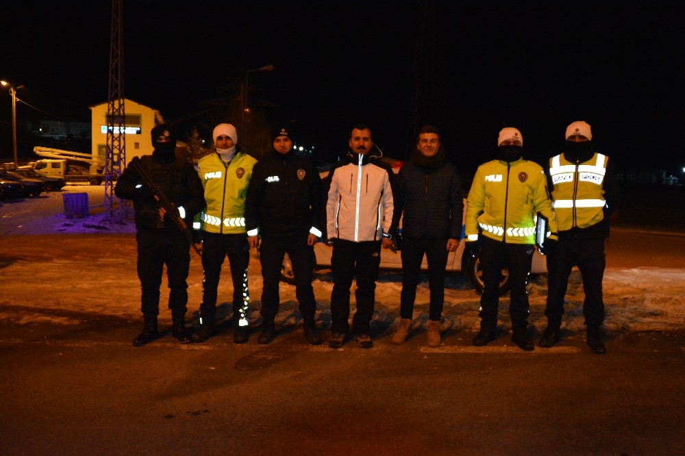 Sarıkamış Kaymakamı Koşal, yılbaşı gecesi eksi 15 derecede görev başında olan kolluk kuvvetlerine ziyarette bulundu 