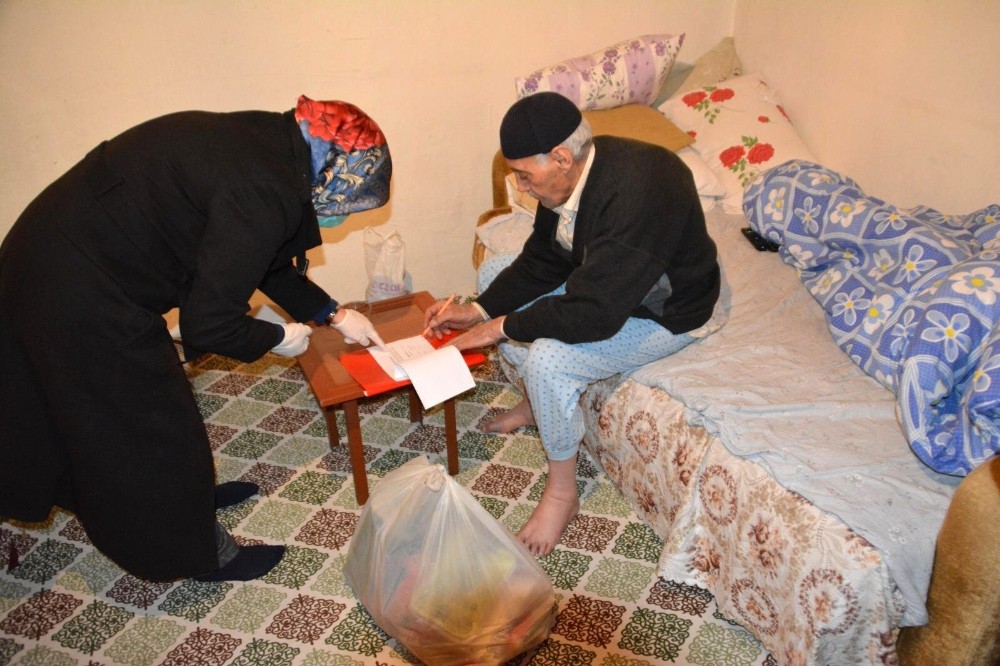 Sarıkamış Kaymakamlığı 65 yaş üstü ve kronik hastası vatandaşlara gıda kolisi 