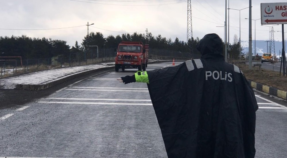 Sarıkamış’ta ateş ölçerli trafik kontrolü 