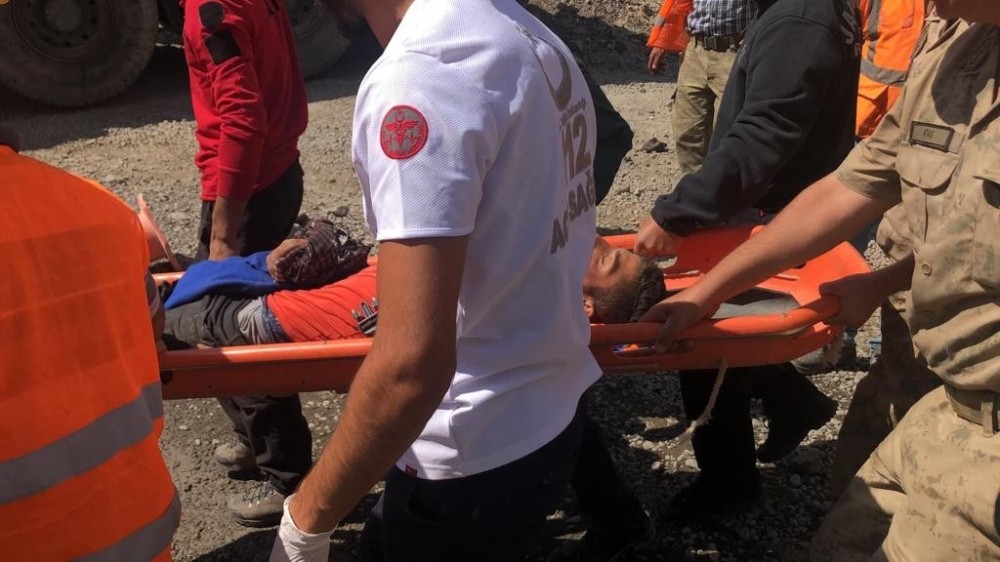 Sarıkamış’ta ayının saldırdığı genç kayalıktan düştü 
