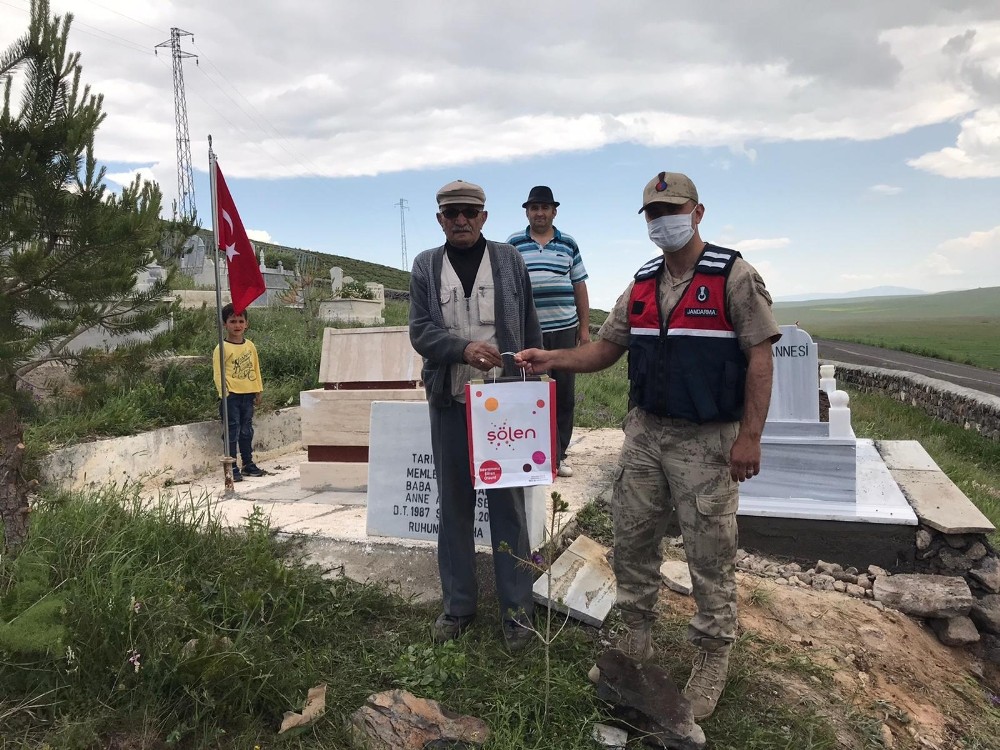 Sarıkamış’ta Jandarma Şehit Babalarını Unutmadı 