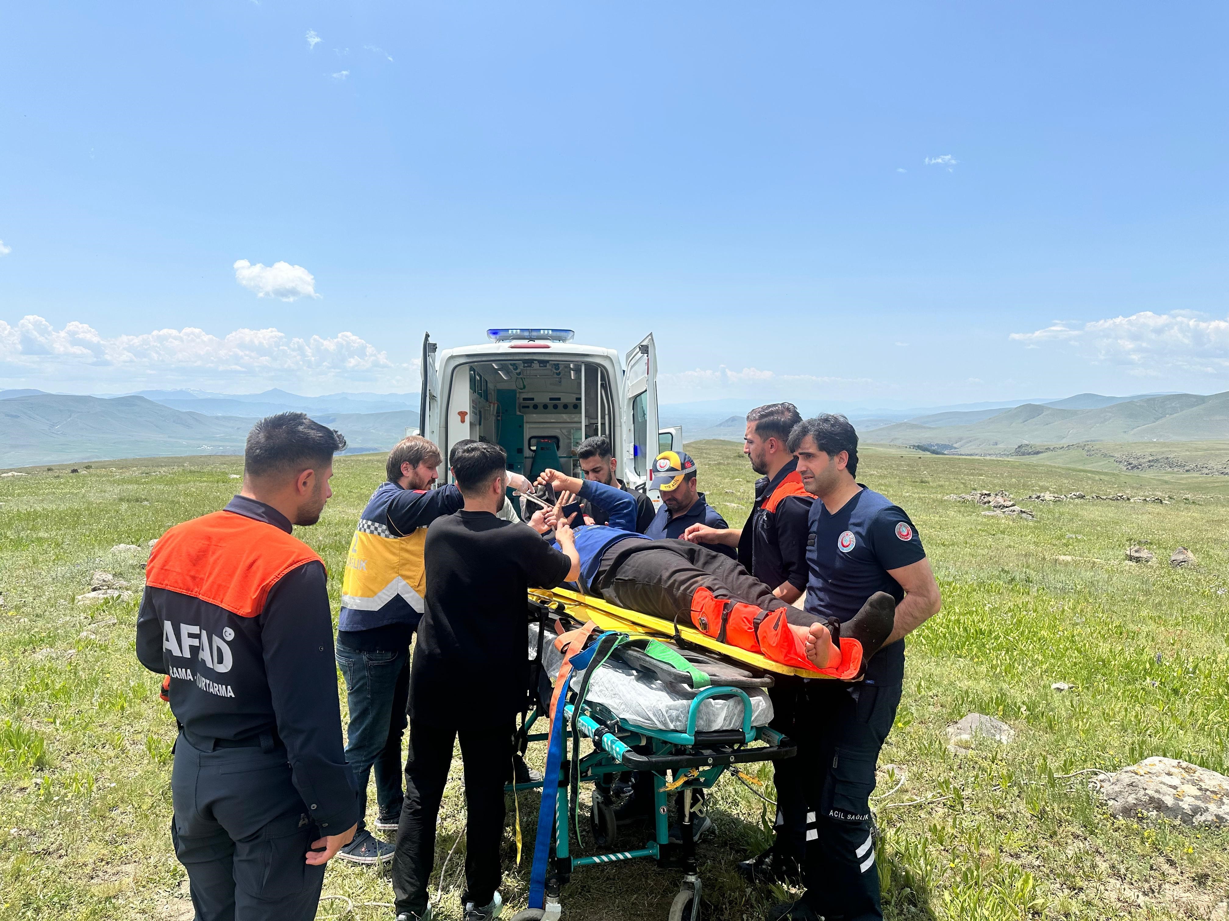 Sarıkamış’ta kayaklıklardan düşen çobanın ayağı kırıldı