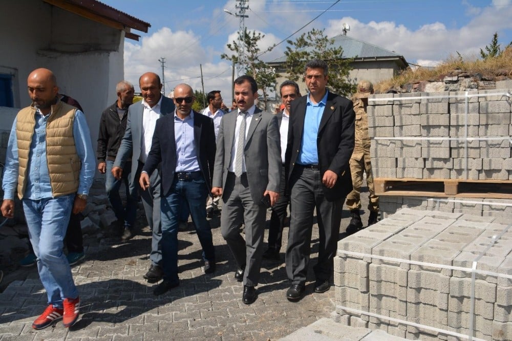 Sarıkamış’ta köy içi yollar kilit parke taşı oluyor 