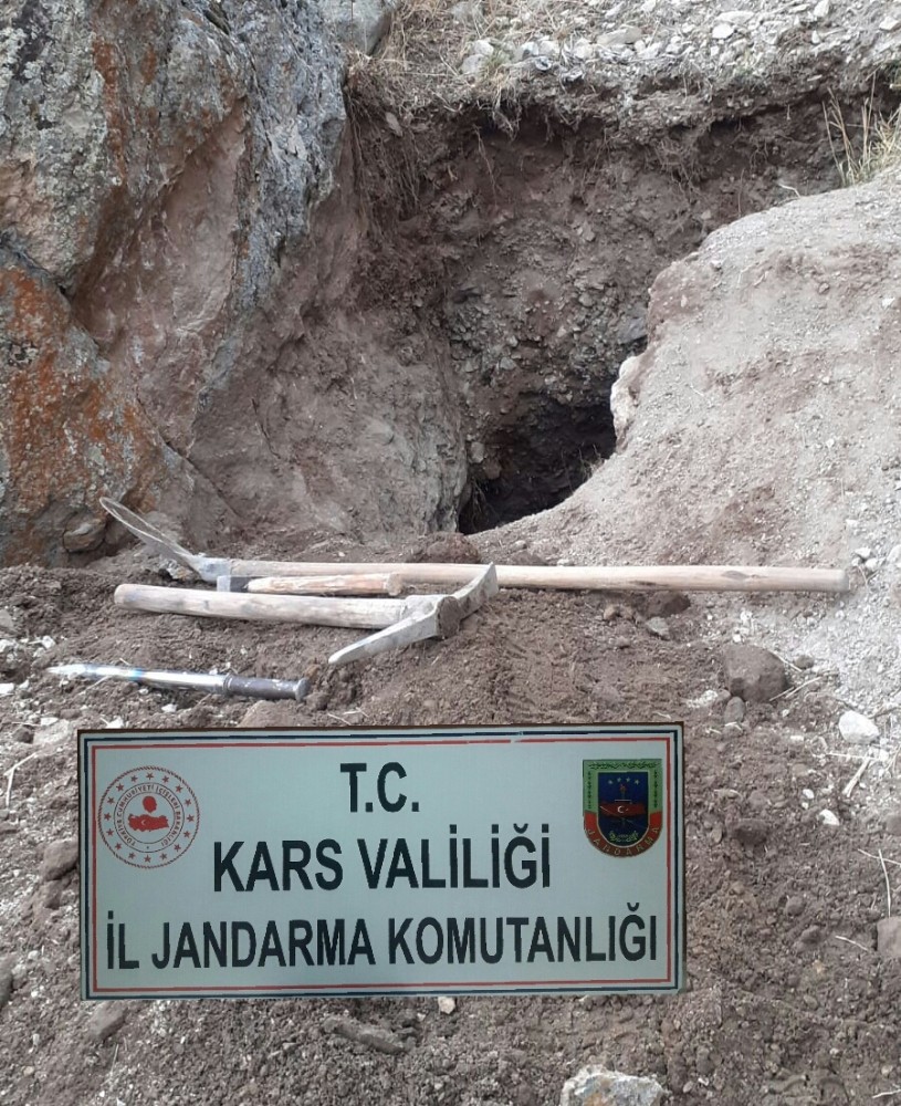 Sarıkamış’ta sit alanında kaçak kazı yapanlar suçüstü yakalandı 