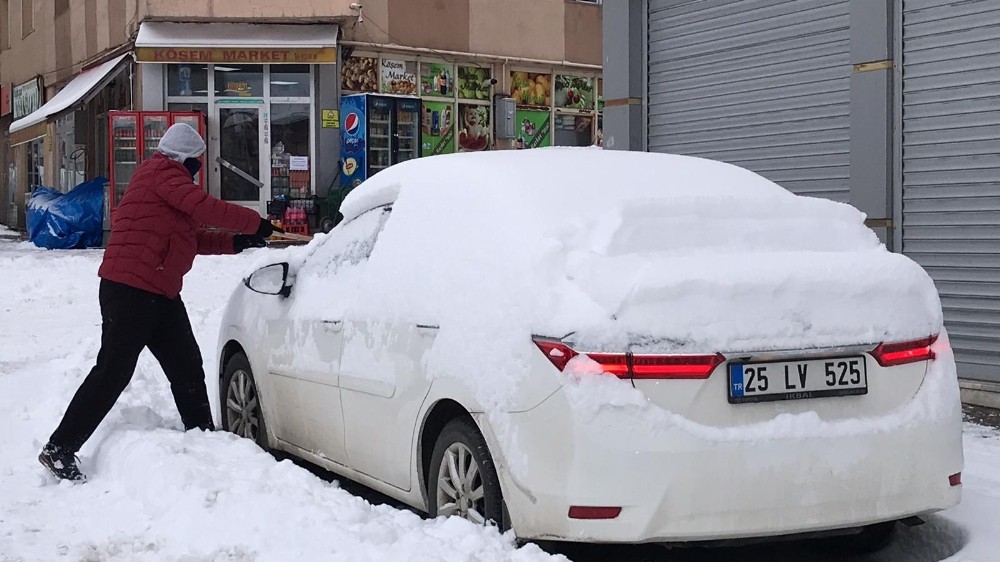 Sarıkamış’ta yoğun kar yağışı etkili oluyor 