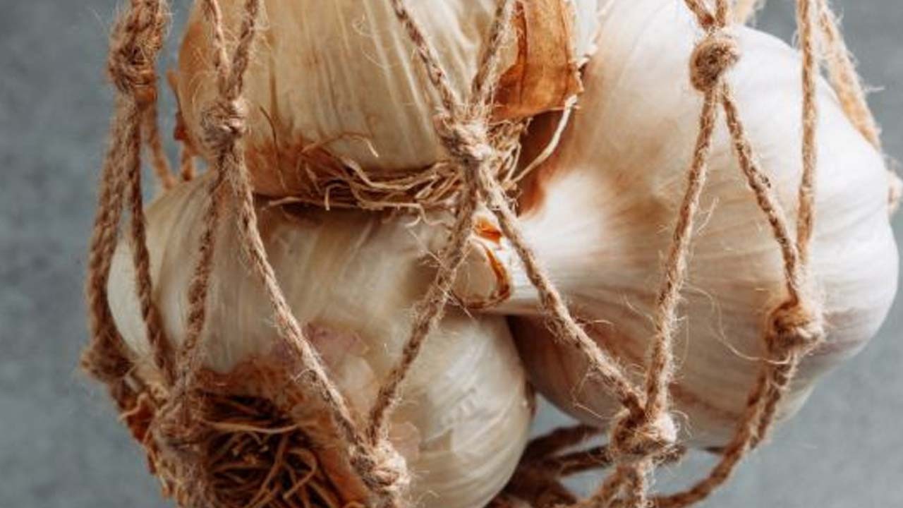 Sarımsakları böyle saklamalısınız; Aylarca filizlenmiyor ve yeşillenmiyor!