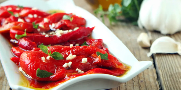 Sarımsaklı közlenmiş biber tarifi: Sarımsaklı közlenmiş biber salatası nefis tarif