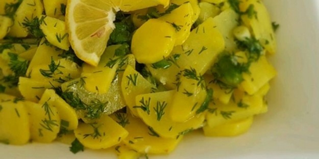 Sarımsaklı limonlu patates salatası: Şu ana kadar böylesini yemediniz! İftara tam 10 puanlık tarif!