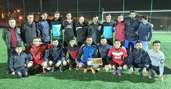 Sarıoğlan kaymakamı Soysal’dan Palassporlu oyunculara tatlı ikramı 