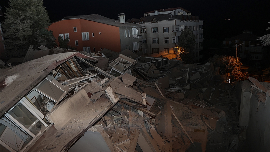 Sarıyer'de 11 katlı boş bina çöktü, park halindeki 3 otomobil hasar gördü