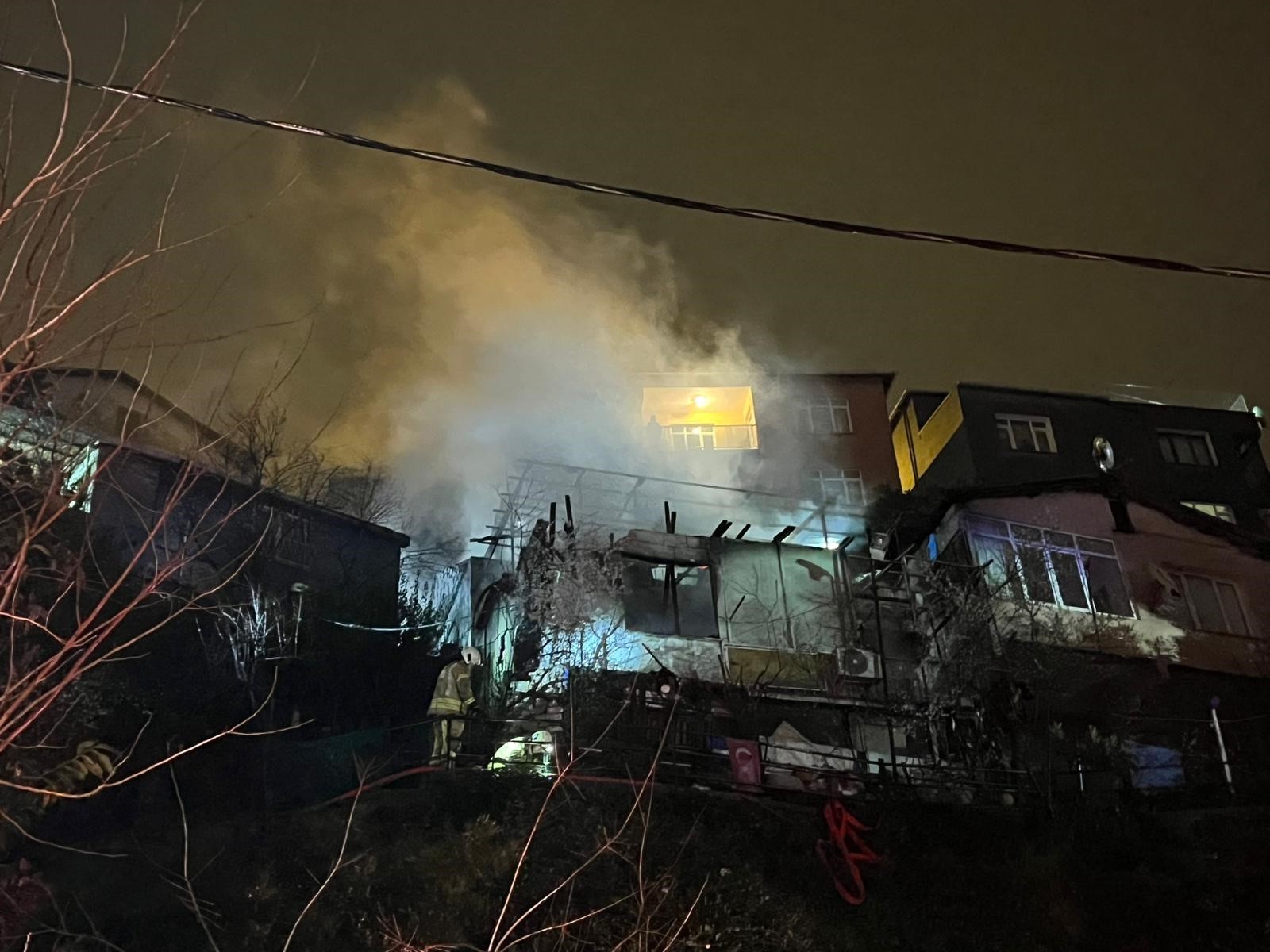Sarıyer’de 2 gecekondu alevlere teslim, 6 yaralı!