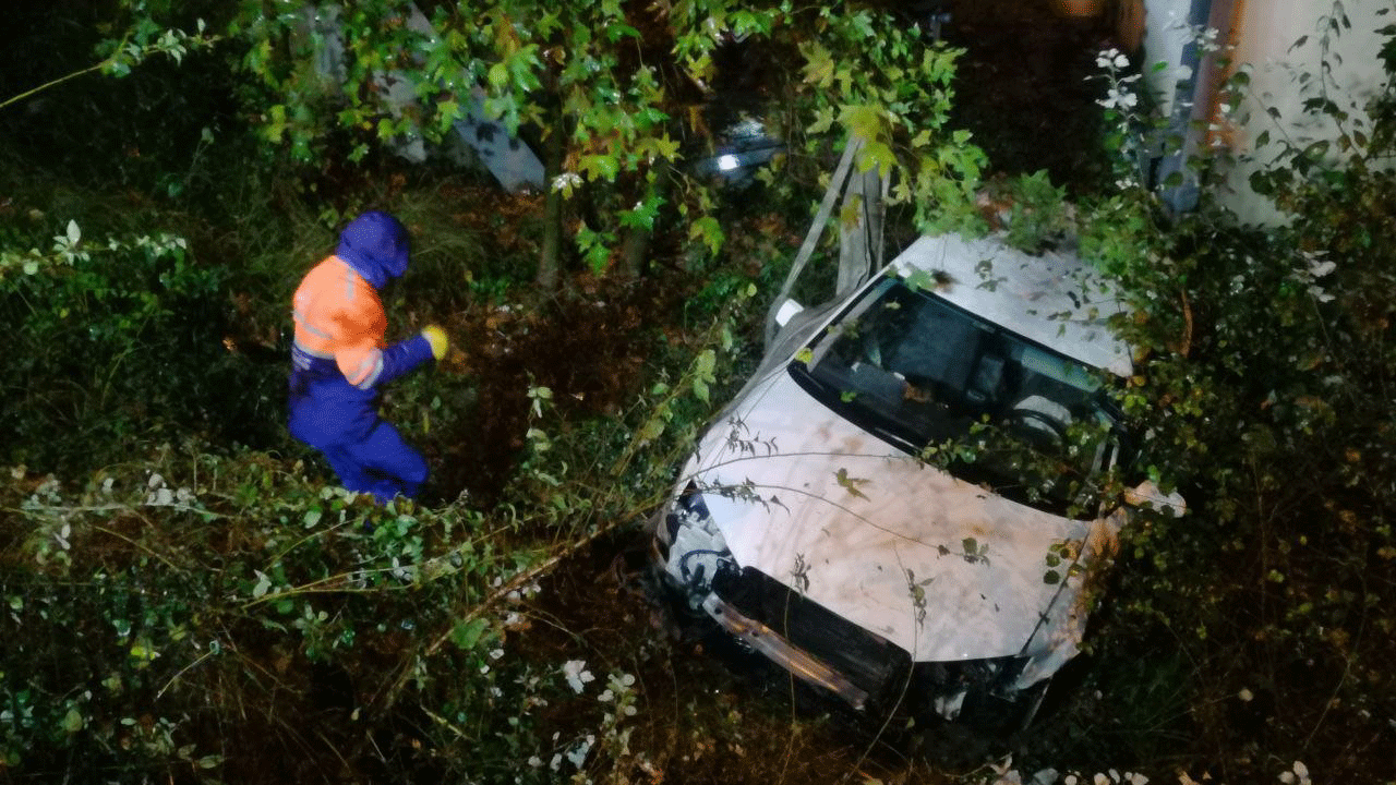 Sarıyer’de akıl almaz kaza! Tünel çıkışında otomobil yeşillik alana uçtu