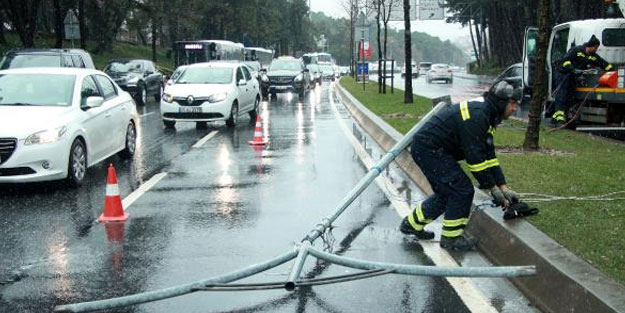 Aydınlatma direği otomobilin üzerine devrildi