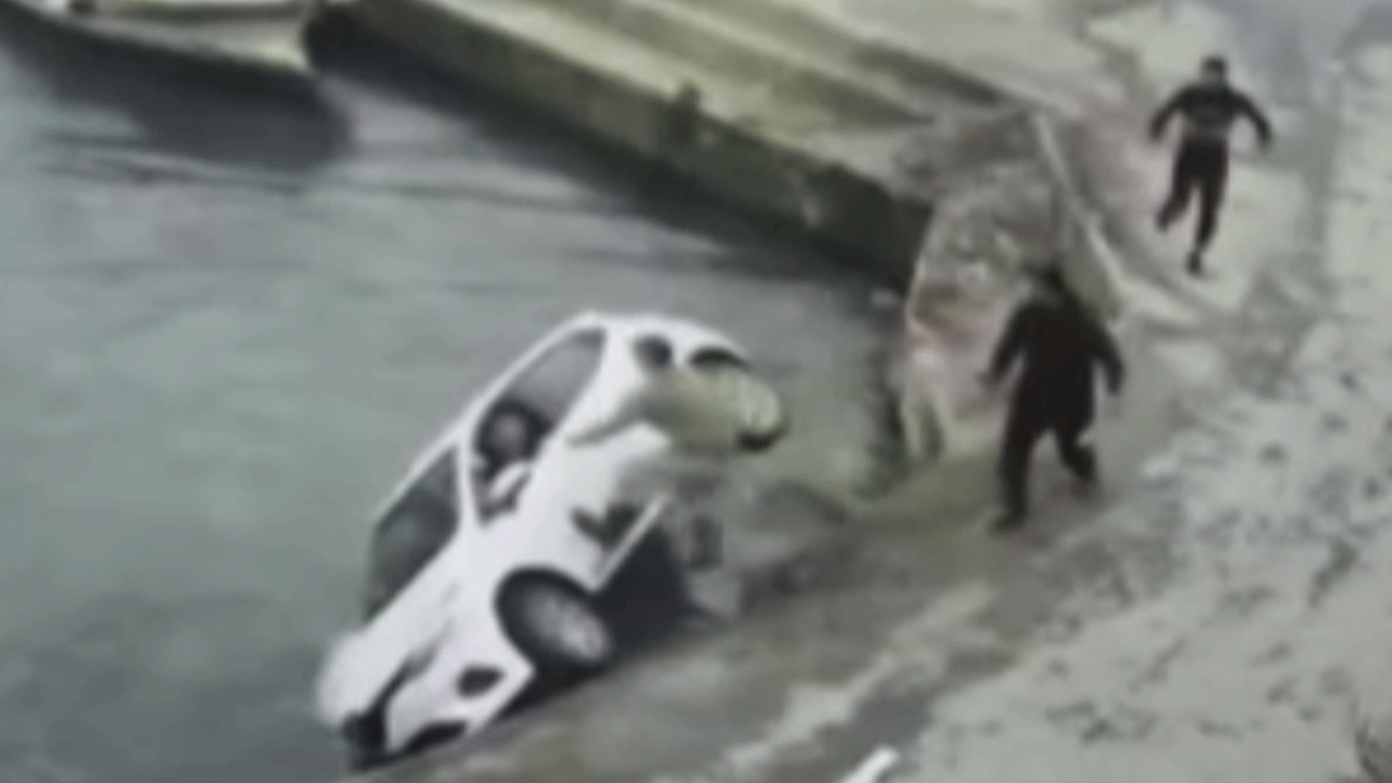 Sarıyer'de can pazarı: Denize düşen araçtaki sürücüyü kurtarmak için denize atladı!