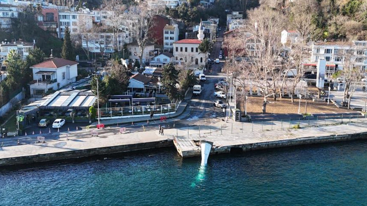 Sarıyer'de deniz feneri fırtınadan denize gömüldü