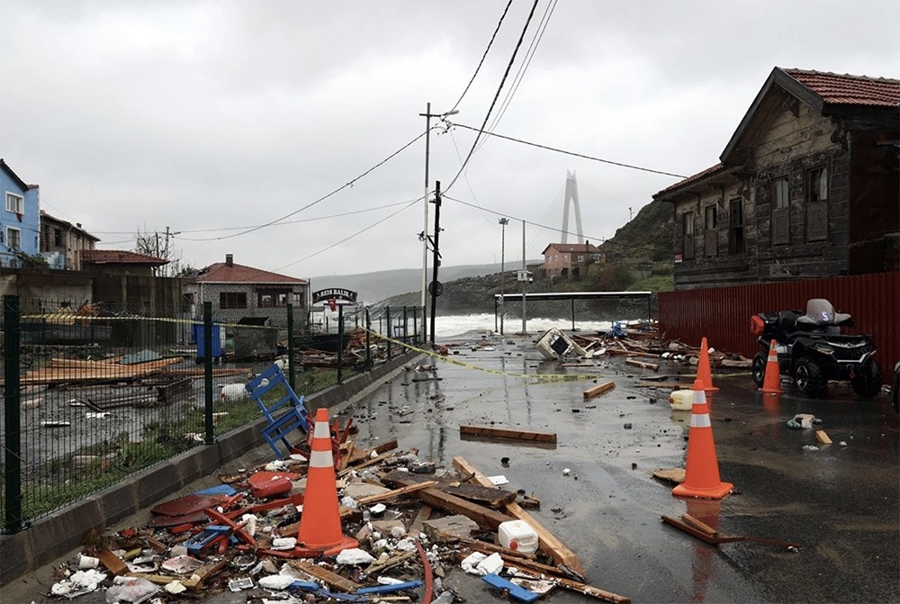 Sarıyer'de bina boyunda dalgalar! Masa ve sandalyeler havada uçuştu! İşletmelerde hasar oluştu!