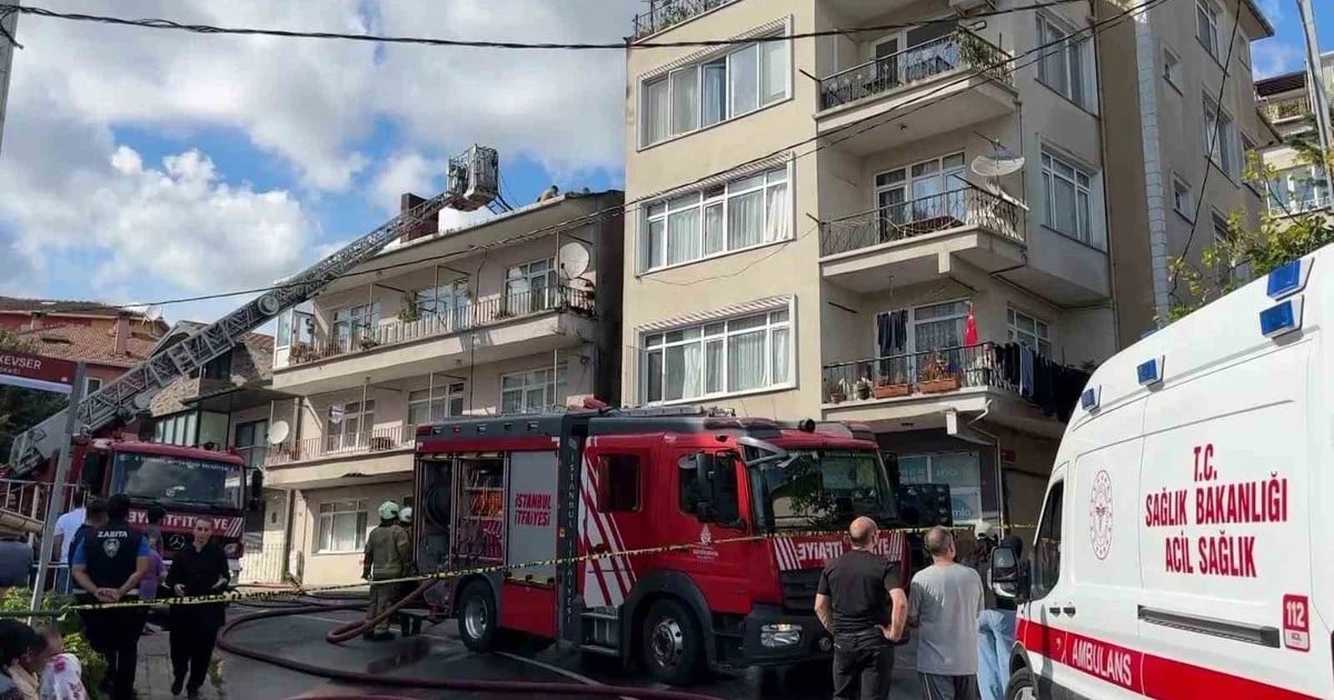 Sarıyer'de iki bina arasında çıkan yangın çatılara sıçradı, ölen ya da yaralanan olmadı