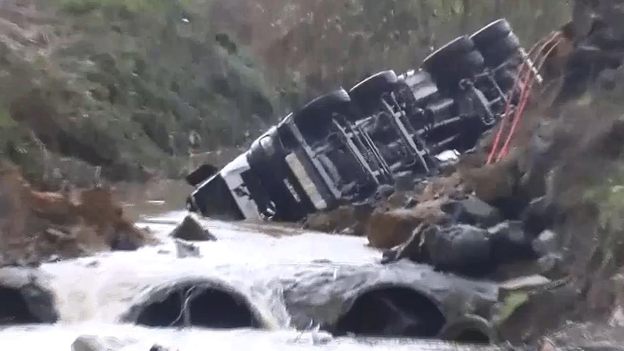 Sarıyer'de korkunç görüntüler: Yol yarıldı araçlar dereye uçtu!