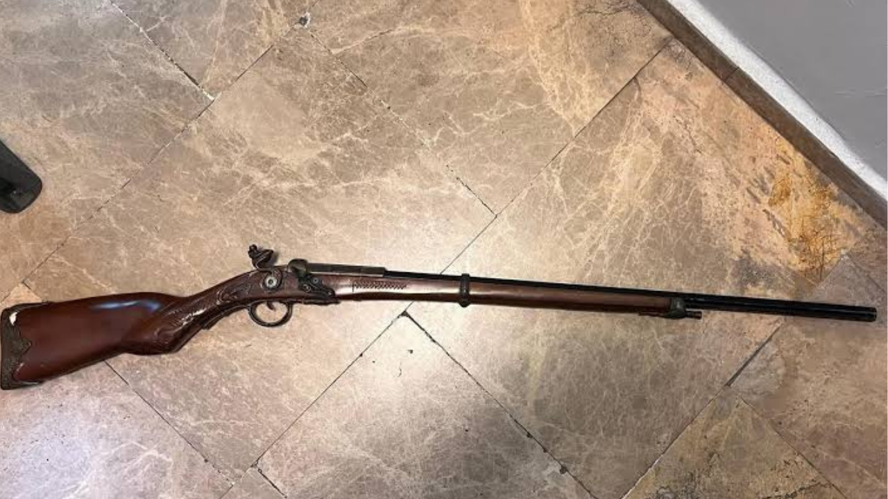 Sarıyer'de metro istasyonunda tüfekli ve tavşan kostümlü şüpheli!