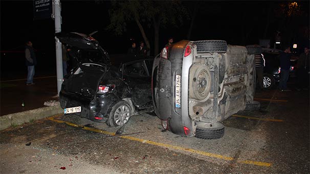 Sarıyer'de park halindeki aracın üzerine otomobil devrildi