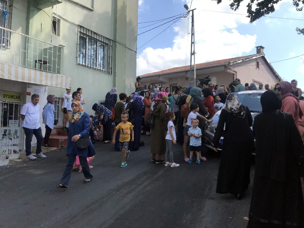 Sarıyer’de veliler okulun tahliye edilmesi kararına tepki gösterdi 