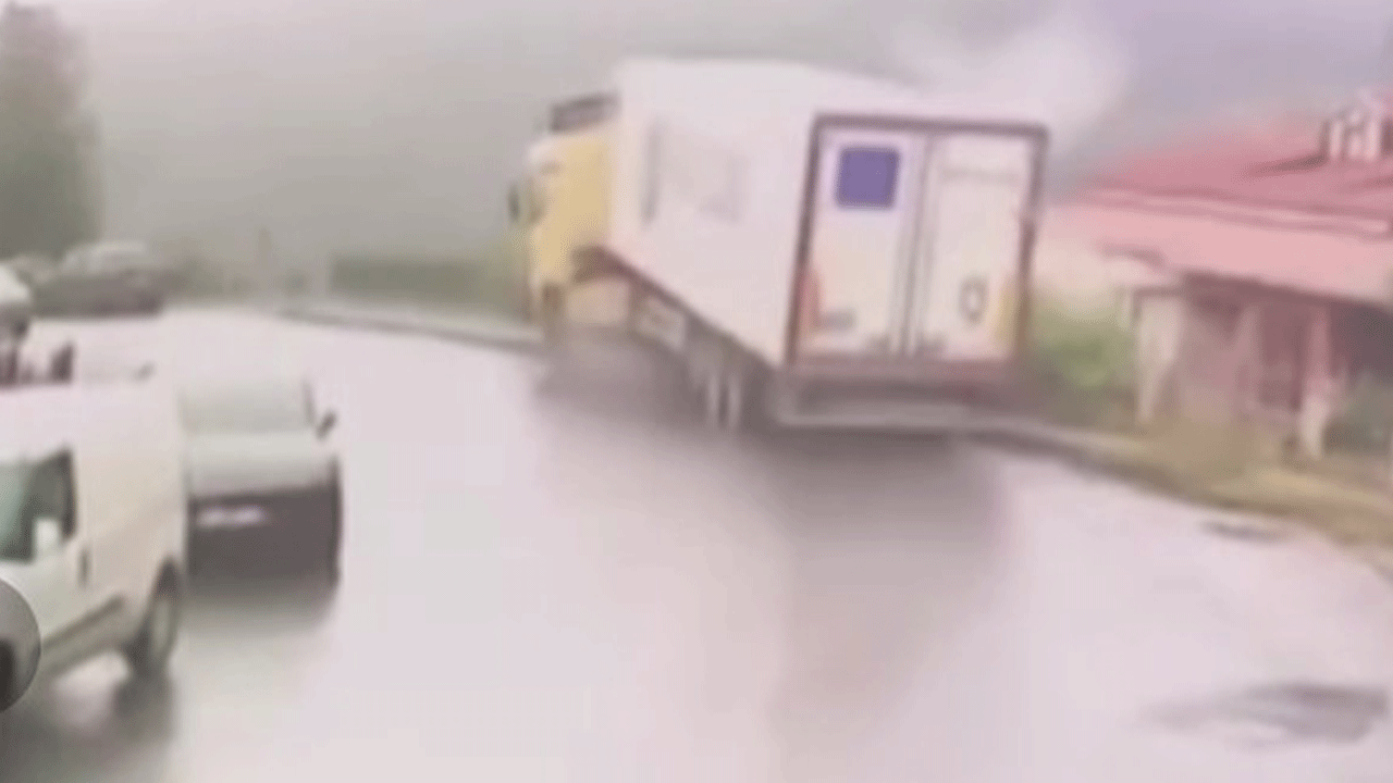 Sarıyer'de yürekler ağza geldi: Kontrolünü alamayan tır yoldan çıktı!