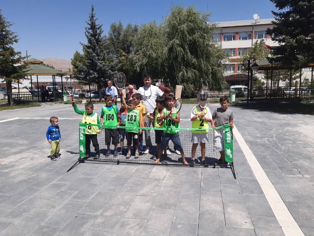 Sarızlı çocuklar tenisi çok sevdi 