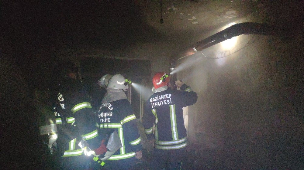Şarjda unutulan telefon evi kül etti 