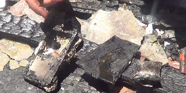 Şarjdaki cep telefonu bomba gibi patladı